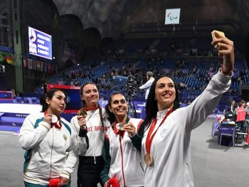 Παρίσι 2024: Παραολυμπιονίκες μοιράζονται Victory Selfies  με το  Galaxy Z Flip6 Olympic Edition