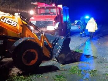 Πτώσεις δέντρων στον δρόμο προς Παρακάλαμο