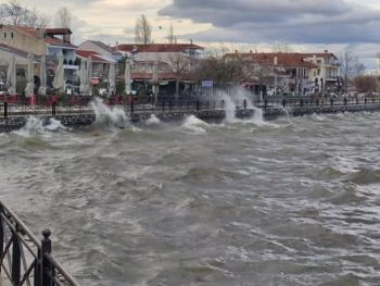 Φουρτούνιασε η λίμνη