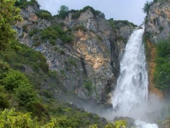 Νυχτερινός φωτισμός στο μονοπάτι και τους καταρράκτες στα Τζουμέρκα