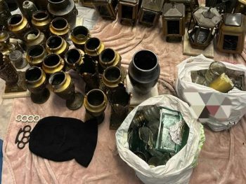 Έκλεβε από κοιμητήρια καντήλια και ανθοδοχεία