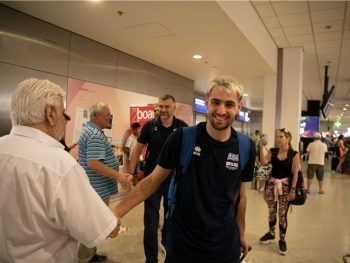 Άφιξη της Εθνικής Ανδρών και θερμή υποδοχή από τον πρόεδρο Γιώργο Καραμπέτσο