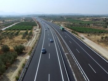 ΙΧ παραδόθηκε στις φλόγες στην Ιόνια Οδό