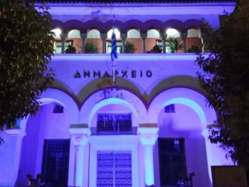 Φωταγωγήθηκε το Δημαρχείο για την Παγκόσμια Ημέρα Ενημέρωσης για τη Νωτιαία Μυϊκή Ατροφία 