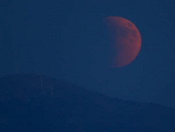 «Ματωμένο φεγγάρι» με την ολική έκλειψη