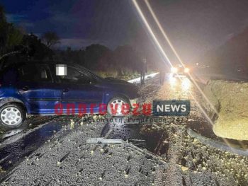 Ε.Ο. Πρέβεζας–Ηγουμενίτσας: Κατολίσθηση βράχων και ολισθηρότητα οδήγησαν σε διπλή σύγκρουση και πτώση οχήματος σε χαράδρα