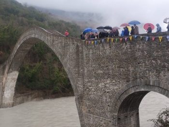 Με φόντο τον φουσκωμένο Άραχθο ο καθαγιασμός των υδάτων στην Πλάκα