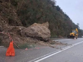 Προβλήματα στην Εθνική Οδό Ηγουμενίτσας–Μαυροματίου μετά από πτώση βράχων