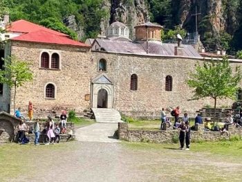 Διάσωση 72χρονης μετά από τραυματισμό στο μονοπάτι προς τη Μονή Στομίου