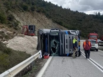 Νταλίκα ανατράπηκε στον δρόμο Παναγιάς- Καλαμπάκας