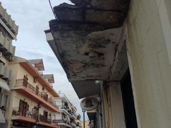 Την άμεση αποκατάσταση τμήματος επικίνδυνης οικοδομής ζητά μετά από αυτοψία ο Δήμος Πρέβεζας