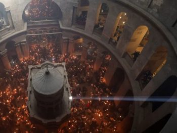 Πανηγυρικό κλίμα στην τελετή αφής στον Ναό της Αναστάσεως στα Ιεροσόλυμα