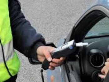 Αυτοκίνητο εξετράπει της πορείας του και συνελήφθη ο οδηγός υπό την επήρεια αλκοόλ