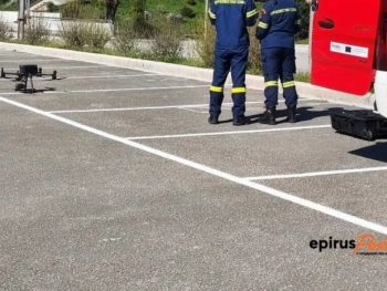 Σαρώνουν τη λίμνη με υπερσύγχρονο drone και βάρκα για την 75χρονη