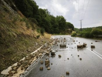Εκτεταμένη κατάπτωση λίθων στον δρόμο προς Ψήνα