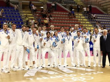 Μεσογειακοί Αγώνες 2026: Ο Γιώργος Καραμπέτσος απένειμε τα ασημένια μετάλλια στην Εθνική ανδρών