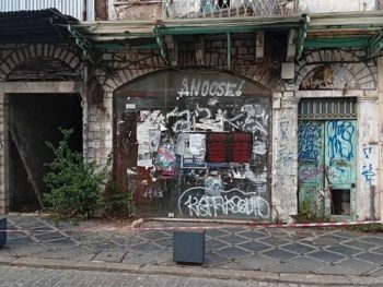 Ιωάννινα: «Βροχή» από σοβάδες στην Ανεξαρτησίας