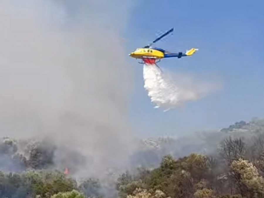 Σε εξέλιξη φωτιά στην Πρέβεζα- Συνδράμει ελικόπτερο