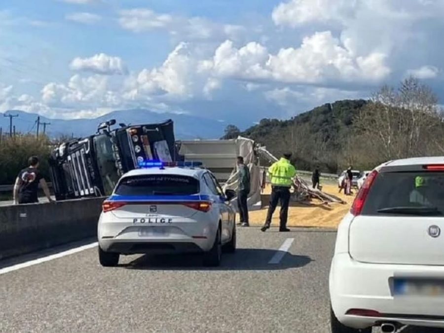 Εκτροπή νταλίκας στην Ιόνια