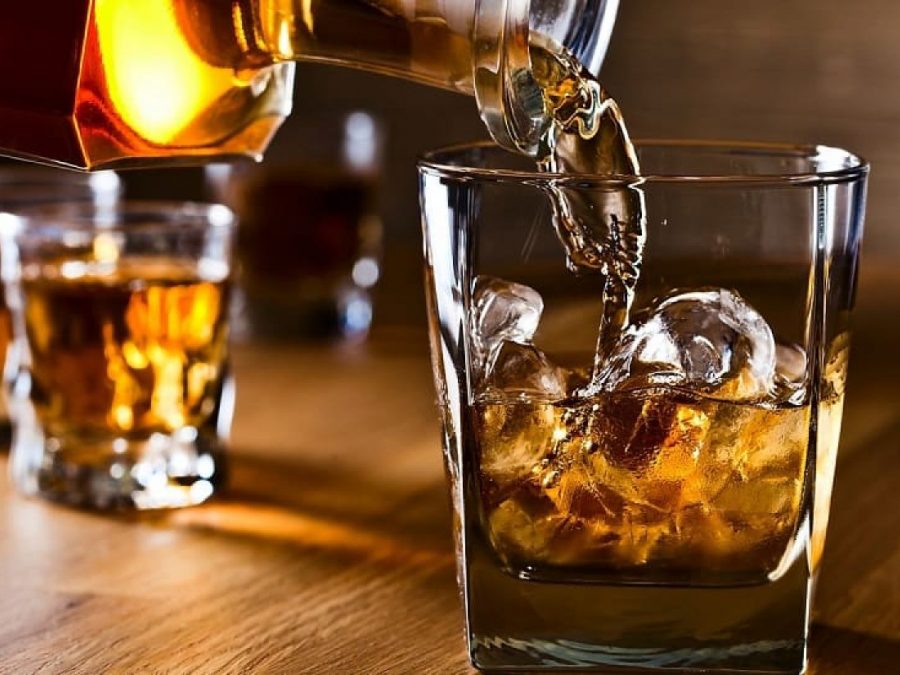 Πούλησε αλκοόλ σε ανηλίκους και κατέληξε με χειροπέδες 