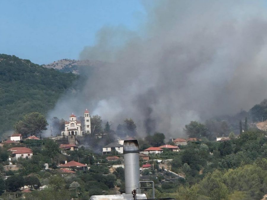 Εκκενώνονται τα Κτίσματα και ο οικισμός Νεοχώρι από τεράστιο μέτωπο φωτιάς στα σύνορα