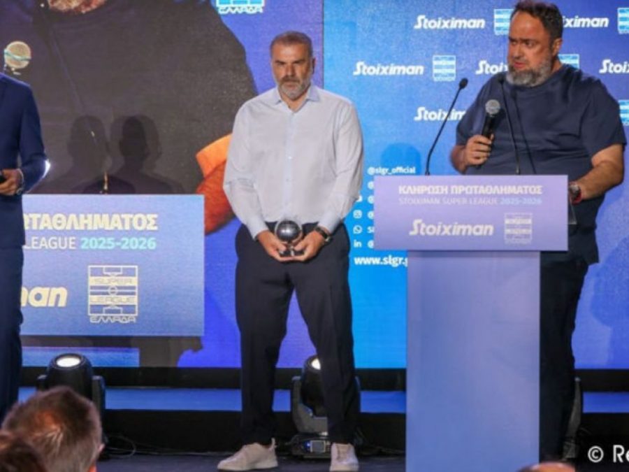 O Άγγελος Ποστέκογλου βραβεύθηκε ως ο πρώτος Έλληνας προπονητής που κατέκτησε το UEFA Europa League