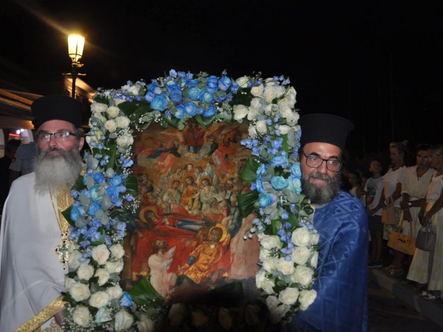 Με το βλέμμα στραμμένο στους πυρόπληκτους  ο εορτασμός της Παναγίας στην Πρέβεζα- Πλήθος κόσμου στη  λιτάνευση της  Ιεράς Εικόνας 