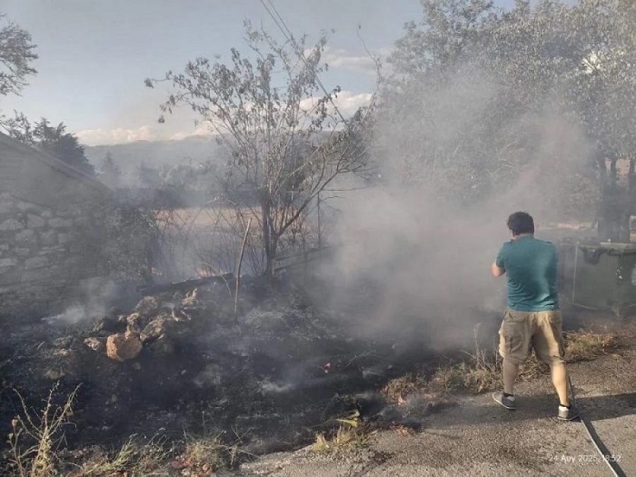Φωτιά δίπλα σε σπίτια στο Σταυράκι