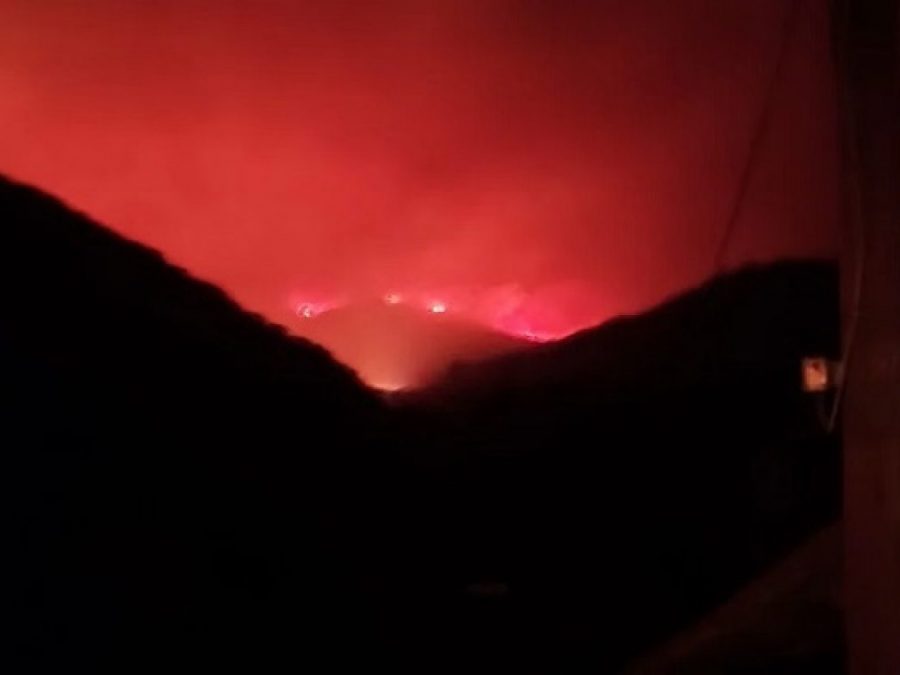 Πύρινη λαίλαπα στο Ζηρό: Ανεξέλεγκτο το μέτωπο και συνεχείς εκκενώσεις χωριών μέσα στη νύχτα