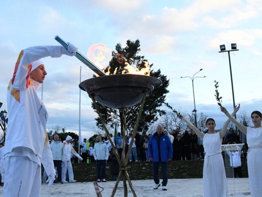Στην Καστοριά η Ολυμπιακή Φλόγα με τον Δημήτρη Διαμαντίδη να ανάβει το βωμό 