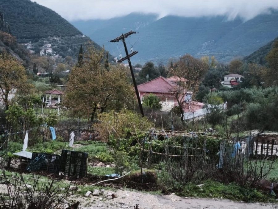 Κακοκαιρία στην Ήπειρο: 60 μηχανήματα στη μάχη αλλά τα προβλήματα γιγαντώνονται