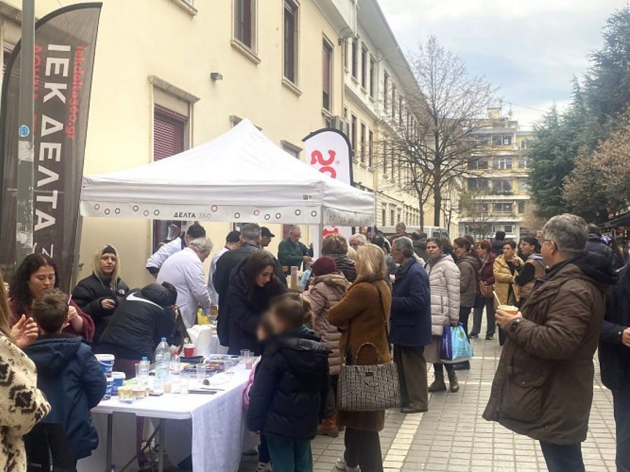 Γιορτινό κέρασμα για εκατοντάδες ντόπιους και επισκέπτες