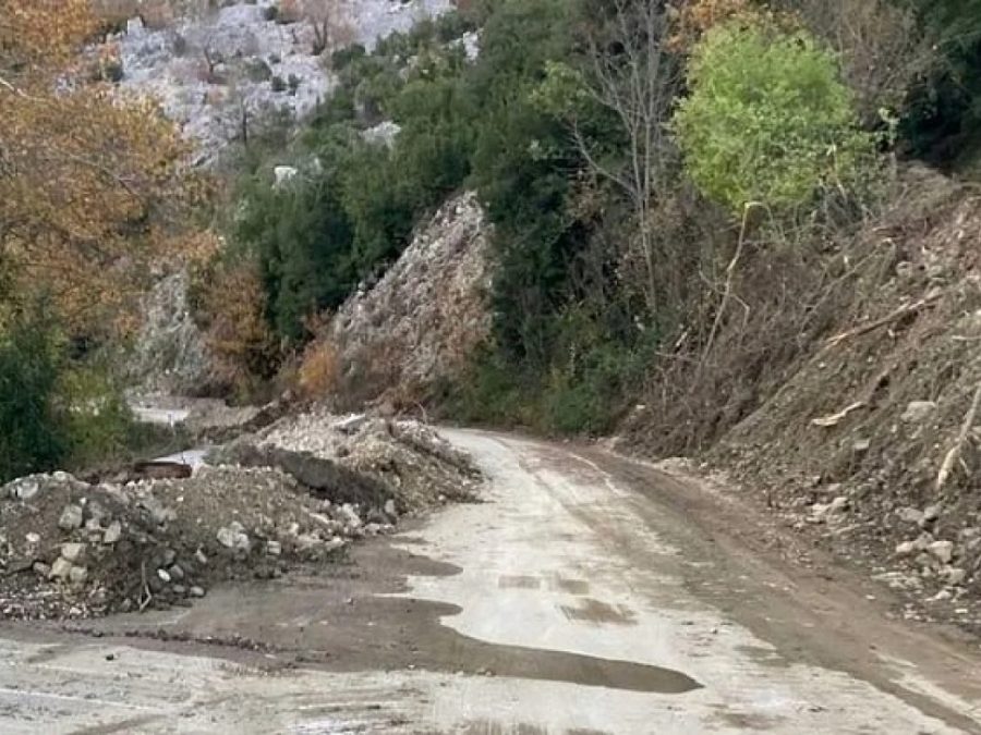 Αρκετές οι λακκούβες στους δρόμους από την κακοκαιρία-Συστάσεις στους οδηγούς 