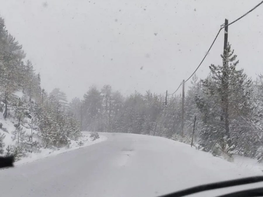 Αλάτι για τον παγετό και προετοιμασία για χιόνια τις επόμενες ώρες