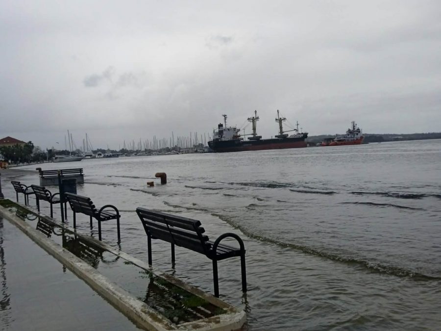 Στεριά και θάλασσα έγιναν ένα στην παραλία της Πρέβεζας