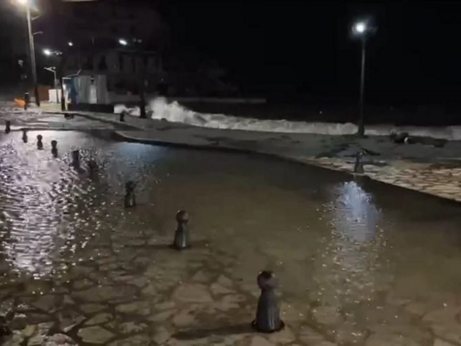 Κύματα και δυνατοί άνεμοι σάρωσαν τα Σύβοτα