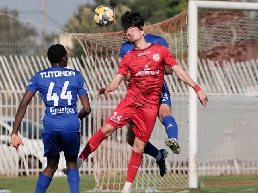 Σκόνταψε στα δοκάρια... το έχασε η άμυνα!