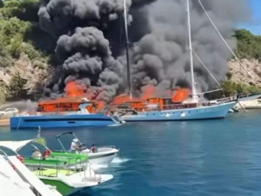 Ημερόπλοιο από την Πάργα παραδόθηκε στις φλόγες στους Παξούς