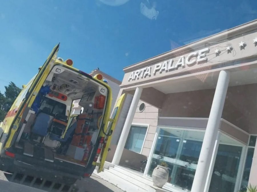Μεταφορά ηλικιωμένων από το Κομπότι σε ξενοδοχεία- Σε εξέλιξη η φωτιά