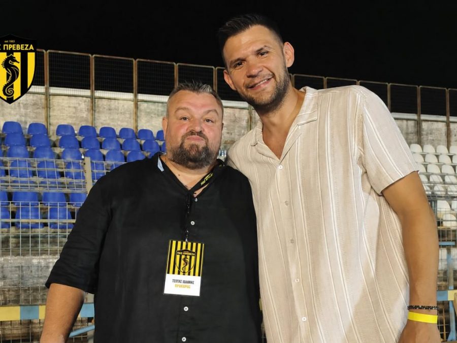 Ο Κώστας Παπανικολάου στην συναυλία του Θοδωρή Φέρρη – Ευχές για μια επιτυχημένη χρονιά από τον αρχηγό της Εθνικής Ελλάδας