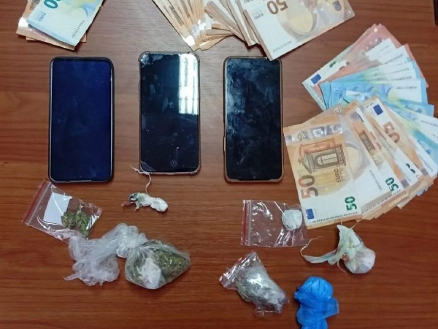 Χειροπέδες για διακίνηση κοκαΐνης και κάνναβης 