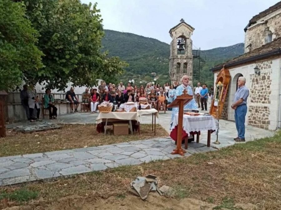 Ψήνα: Δεκαπενταύγουστος έξω από τη λαβωμένη εκκλησία