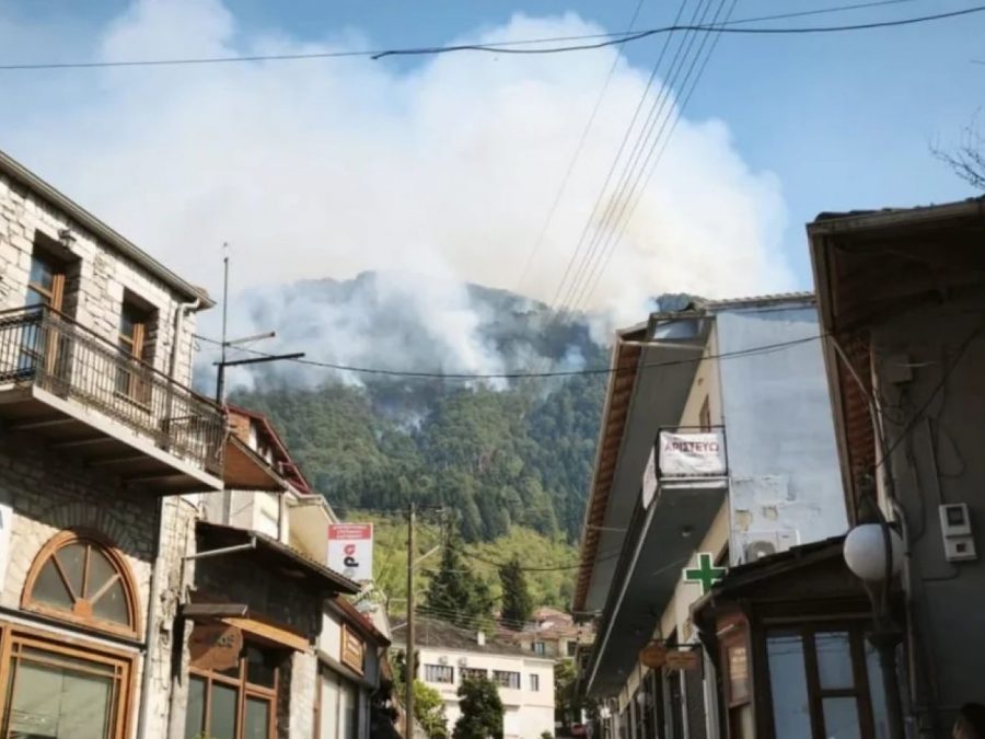 Κόνιτσα: Απειλητικό το πύρινο μέτωπο – Μάχη να μην φτάσουν οι φλόγες στην πόλη
