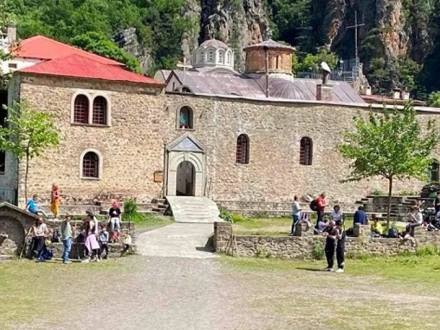 Ακυρώνονται οι λατρευτικές εκδηλώσεις στη Μονή Στομίου Κόνιτσας λόγω της μεγάλης πυρκαγιάς