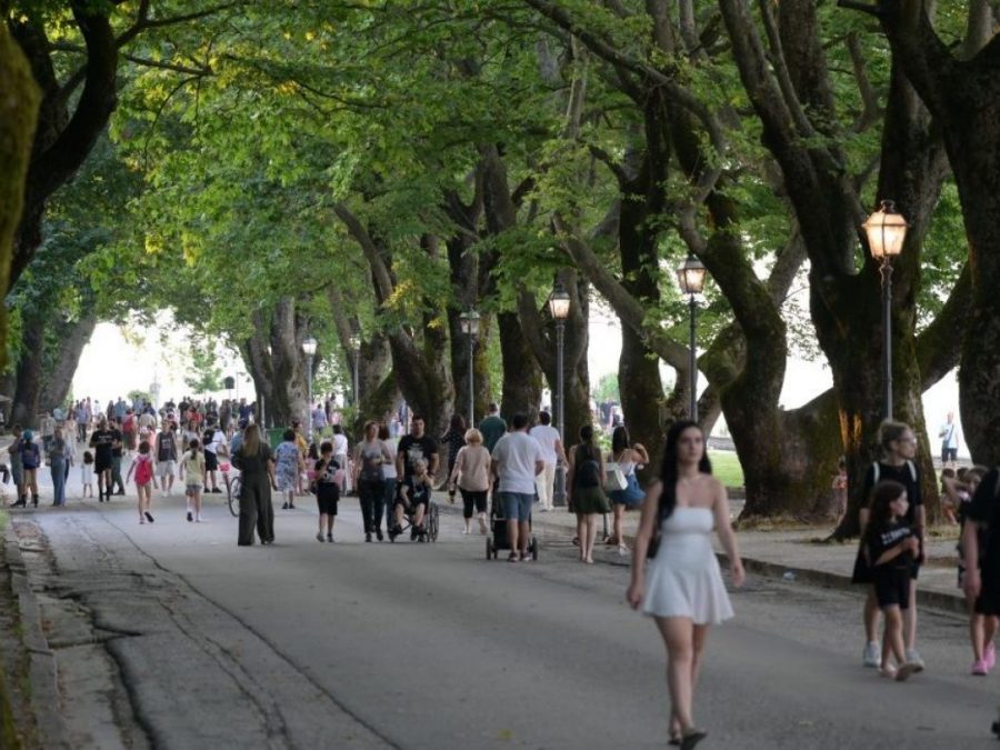 Συνεχίζεται και φέτος η παραλίμνια βόλτα χωρίς αυτοκίνητα τις Κυριακές του Σεπτεμβρίου