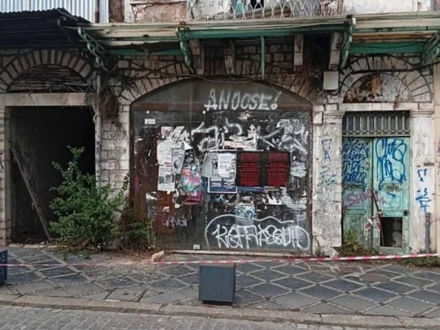 Ιωάννινα: «Βροχή» από σοβάδες στην Ανεξαρτησίας